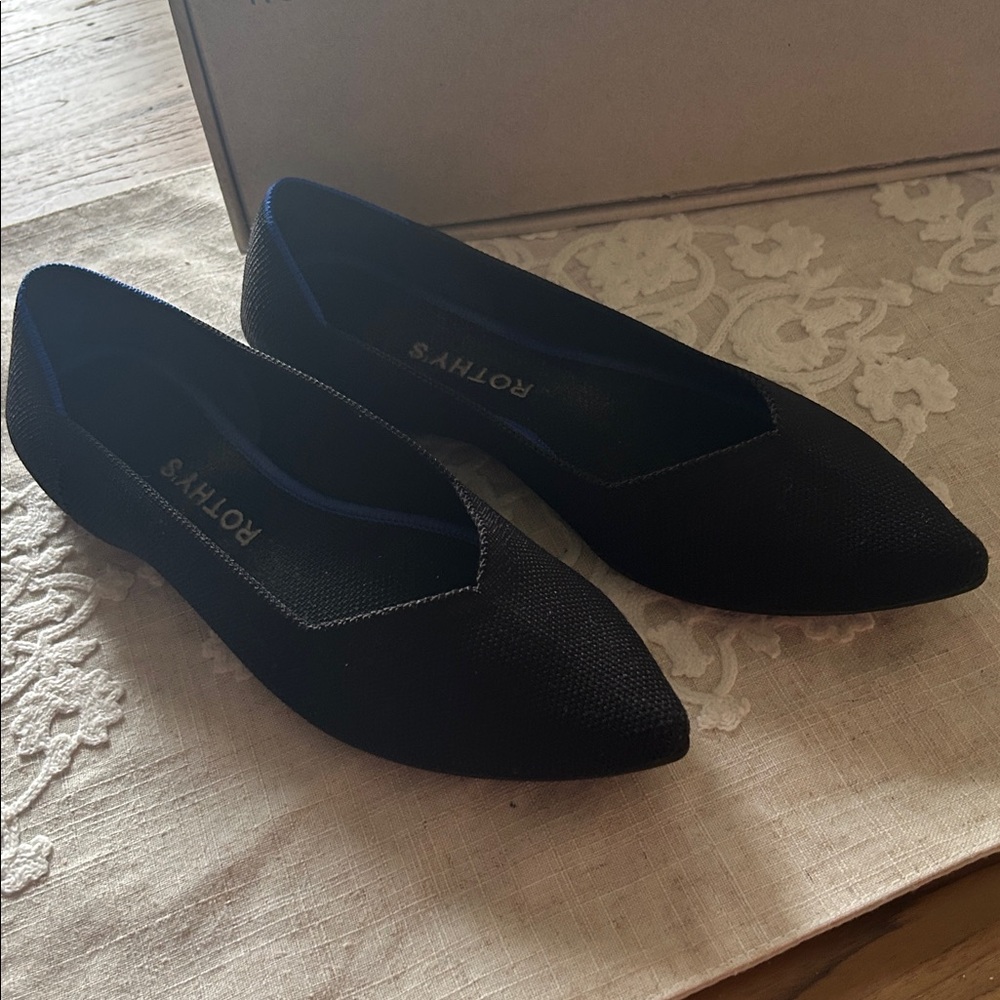 Rothy's Women's Black flats. The pointed toe style. Sz 8-8.5.Excellent condition - Picture 2 of 3